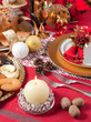 Tavola addobbata per festività natalizie