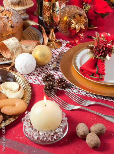 Foto: Tavola addobbata per festività natalizie Tavola addobbata per festività natalizie