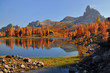 Bergsee im Herbst mit Spiegelung in den Dolomiten