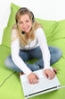 Junge Frau mit Laptop