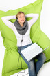 Junge Frau mit Laptop beim Chillen & Relaxen