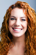 Foto: portrait of a beautiful happy young girl with red hair portrait of a beautiful happy young girl with red hair