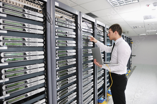 Foto: young engeneer in datacenter server room young engeneer in datacenter server room