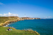 couple au bord de l'eau a camaret crozon en bretagne