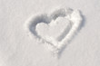 Coeur dessiné dans la neige