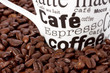 Frische Kaffeebohnen mit Tasse