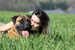 jeune femme fait un câlin à son chien bullmastiff