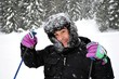 Foto: sciatore nella tormenta di neve sciatore nella tormenta di neve