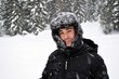 Foto: uomo nella tormenta di neve uomo nella tormenta di neve