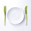 Couverts formés de légumes verts et assiette blanche Couverts formés de légumes verts et assiette blanche