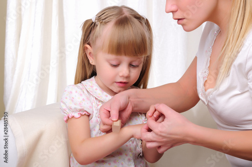 Photo: Mom puts her baby daughter plaster Mom puts her baby daughter plaster