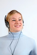 Vergnügtes Mädchen hört Musik