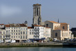 Quai de La Rochelle et l'église Saint-Sauveur en France Quai de La Rochelle et l'église Saint-Sauveur en France