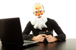 mann mit pistole am computer