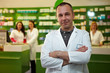 Apotheker mit seinem Team