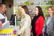 Warteschlange in Apotheke