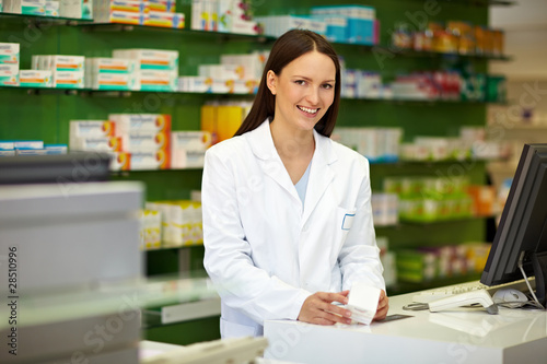 Photo: Apothekerin an Kasse mit Medikament Apothekerin an Kasse mit Medikament