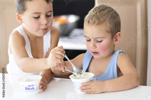 Photo: kinder teilen kinder teilen