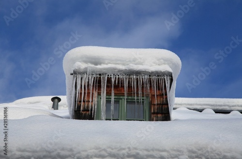 Foto: Eiszapfen an der Dachgaube Eiszapfen an der Dachgaube