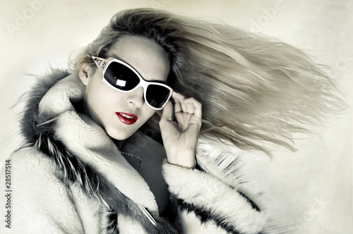 Foto: Fashion woman with developing hair Fashion woman with developing hair