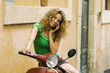ragazza parla con telefonino sopra scooter