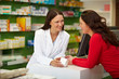 Diskrete Apothekerin hört zu