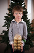 Foto: bambino perplesso prepara albero di Natale bambino perplesso prepara albero di Natale