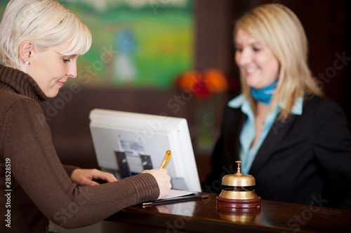 Foto: frau checkt in hotel ein frau checkt in hotel ein