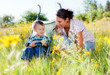 Foto: Mother and toddler son outdoors Mother and toddler son outdoors