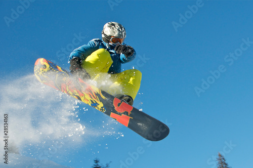 Photo: Snowboard Kid springt Snowboard Kid springt