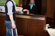 gast am empfangstresen im hotel