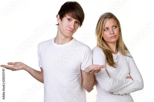 Photo: unwissender junger mann mit genervter frau unwissender junger mann mit genervter frau