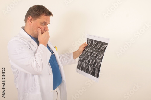 Foto: Ein skeptischer Arzt Ein skeptischer Arzt