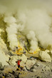 Minenarbeiter beim Abbau von Schwefel im Vulkan Ijen
