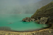 Gelbe Schwefelmine mit blauem See im Vulkan, Ijen Plateau
