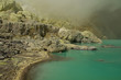 Gelbe Schwefelmine mit blauem See im Vulkan, Ijen Plateau
