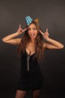 Junges Girl freut sich auf die Party