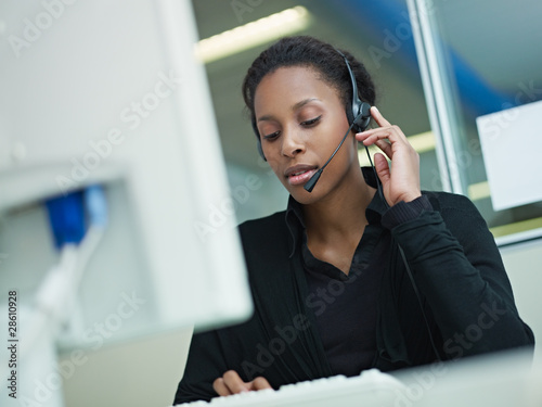 Foto: woman working in call center woman working in call center