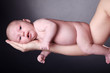 Baby liegt auf Arm von Mama