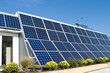 Moderný dom s Riadok fotovoltaické PV solárne panely a Anemometer