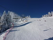 Schipiste mit Sessellift und Schifahrern Schipiste mit Sessellift und Schifahrern
