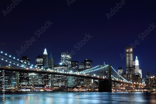 Fototapeta Brooklyn Bridge and Manhattan Skyline At Night, New York City