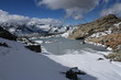 lac gelé dans les Alpes