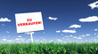 Schild im Gras - Zu verkaufen
