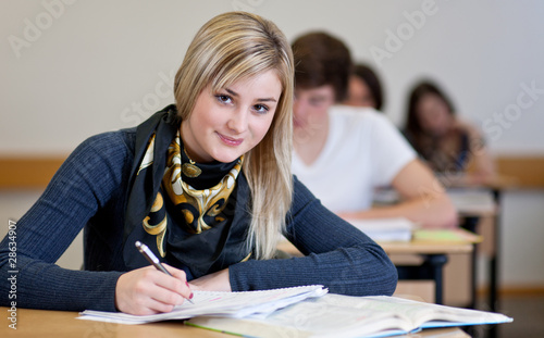 Foto: Student working on homework in classroom Student working on homework in classroom