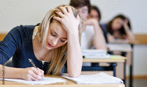 Foto: Student working on homework in classroom Student working on homework in classroom