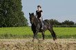 junge Frau beim Reiten