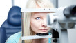 Foto : optometry concept - pretty young woman having her eyes examined optometry concept - pretty young woman having her eyes examined