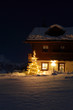 chalet di montagna con neve e albero natalizio