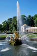 Fuente en los jardines de Peterhof, San Petersburgo, Rusia Fuente en los jardines de Peterhof, San Petersburgo, Rusia